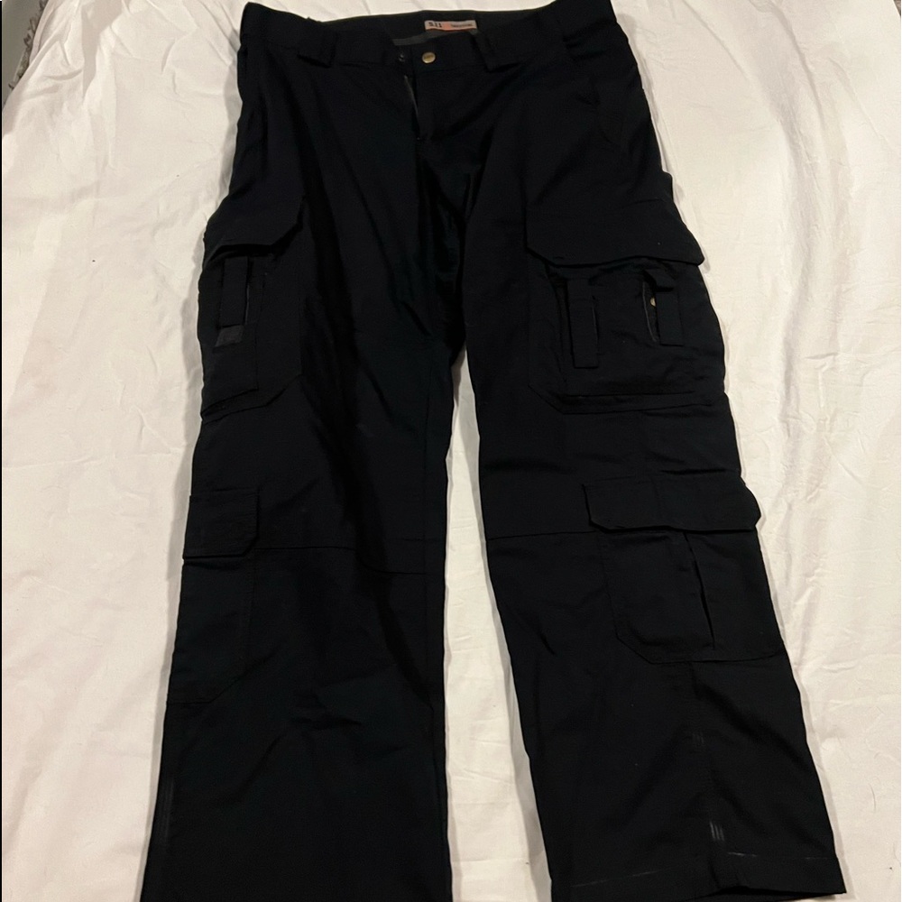 Woman’s tactical pants, heavy duty, 5.11 inches, size 16, Navy blue.